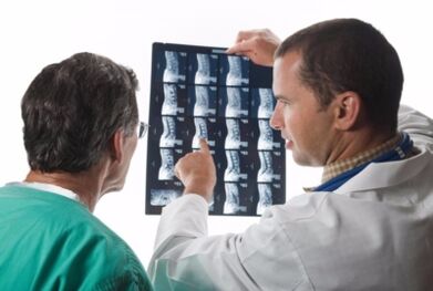 The doctor appears a picture of the spine
